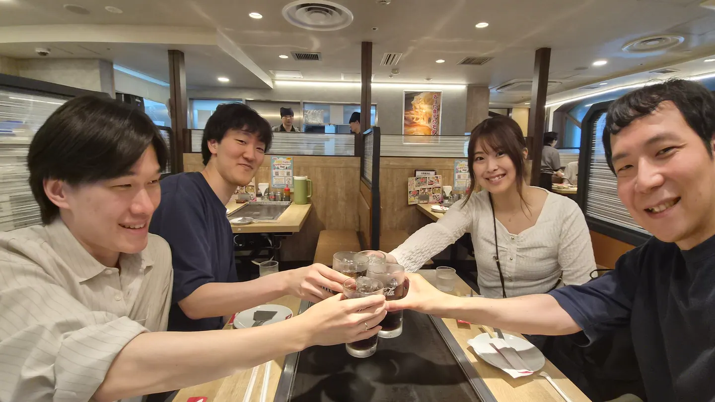 キックオフで乾杯するメンバー