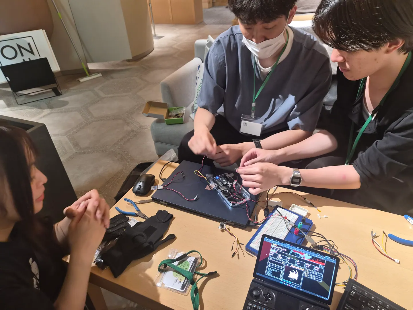 ハードウェアを囲んで結合試験するメンバー