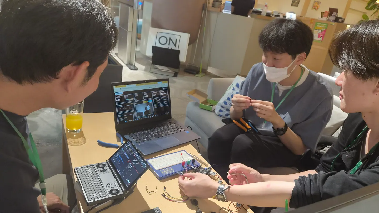 ハードウェアを試作するメンバー