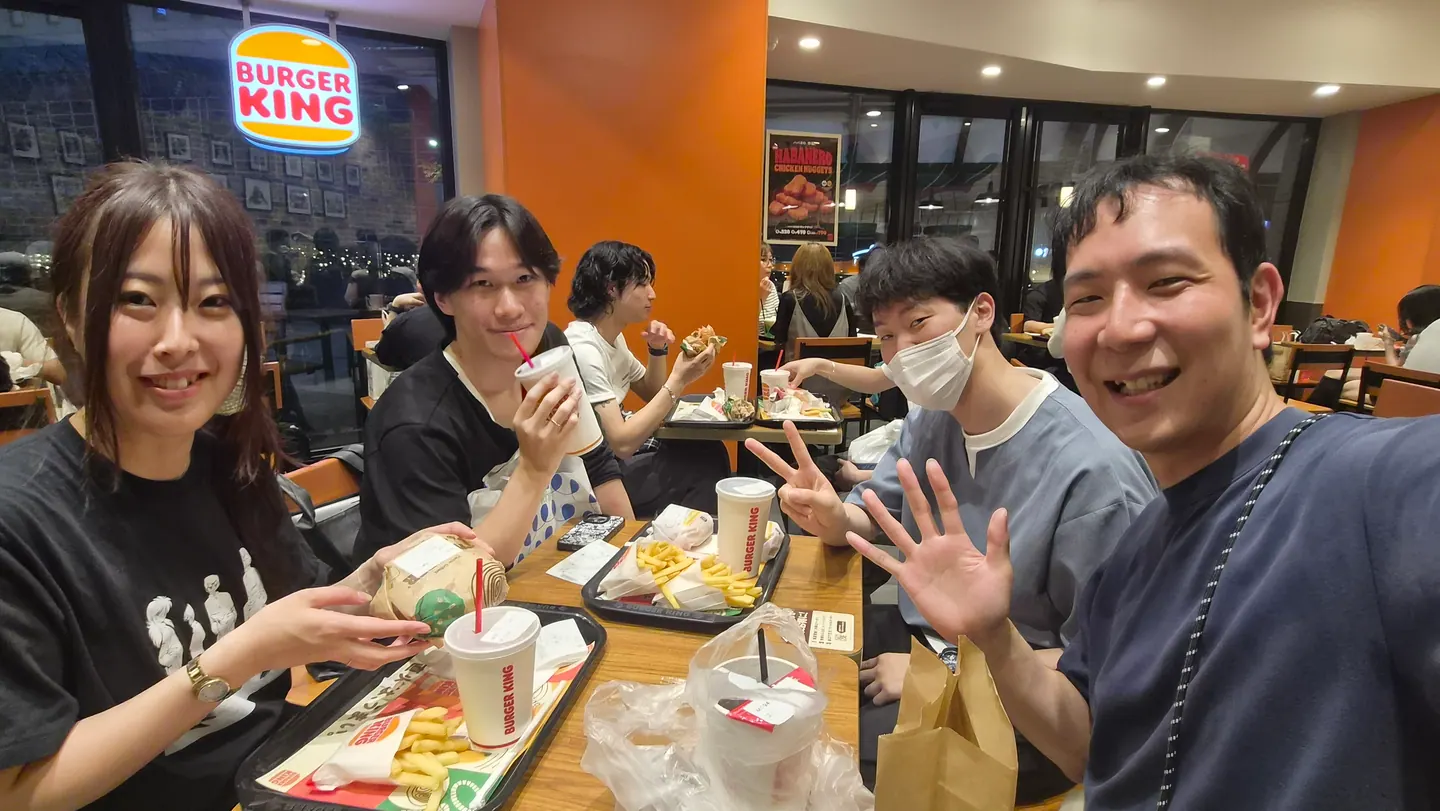 開発日の食事を楽しむチームメンバー