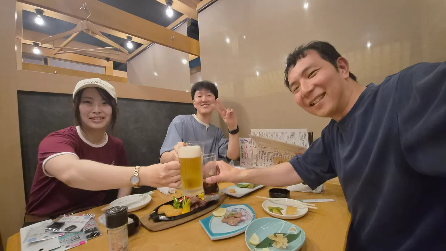 最終テスト後に乾杯するメンバー